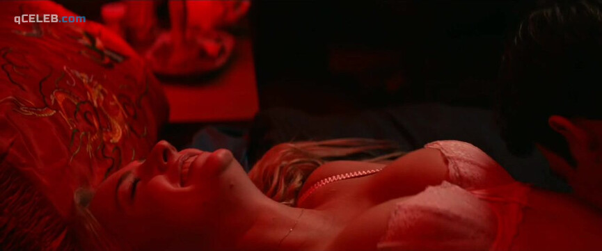 8. Sophie Turner sexy – Heavy (2019)