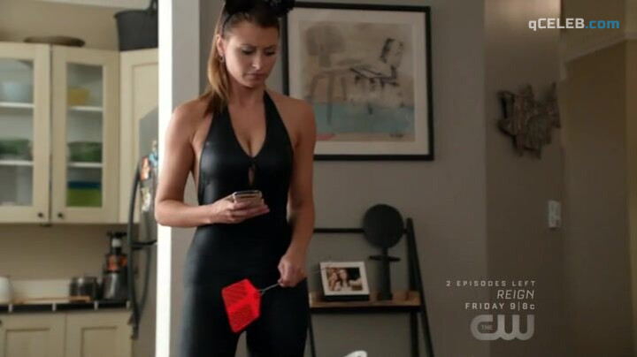 8. Rose McIver sexy, Alyson Michalka sexy – iZombie s03e10 (2017)
