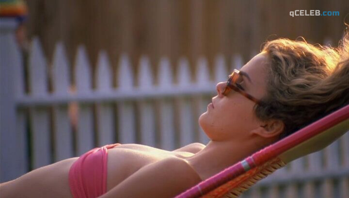 11. Keri Russell sexy, Catherine Hicks sexy – Eight Days a Week (1997)