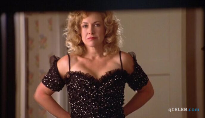 18. Keri Russell sexy, Catherine Hicks sexy – Eight Days a Week (1997)