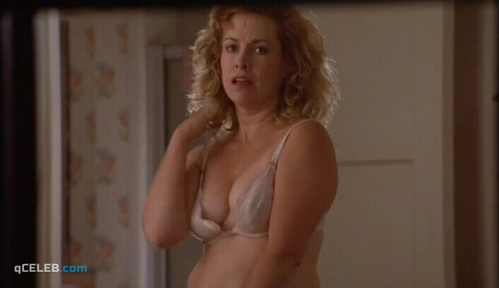 21. Keri Russell sexy, Catherine Hicks sexy – Eight Days a Week (1997)