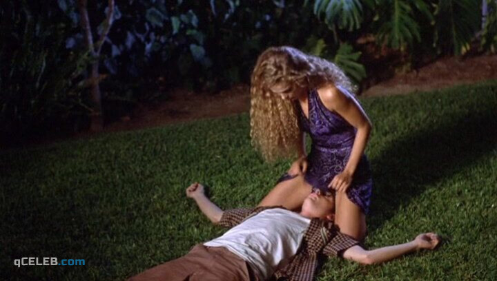 24. Keri Russell sexy, Catherine Hicks sexy – Eight Days a Week (1997)