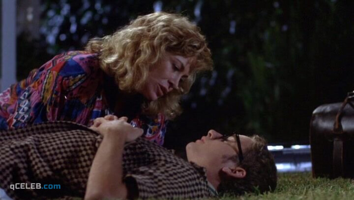 25. Keri Russell sexy, Catherine Hicks sexy – Eight Days a Week (1997)