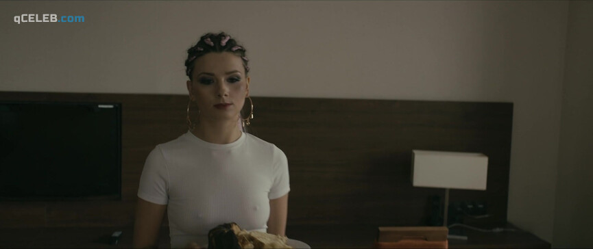 2. Kamila Sobczak nude – Loop (2020)
