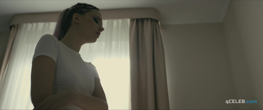 3. Kamila Sobczak nude – Loop (2020)