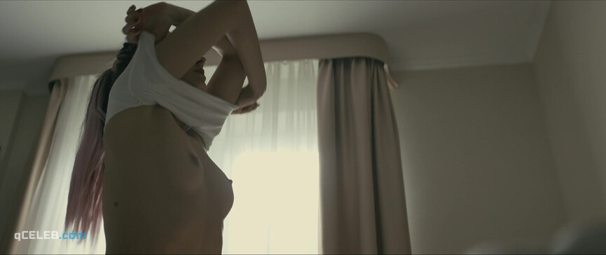 4. Kamila Sobczak nude – Loop (2020)