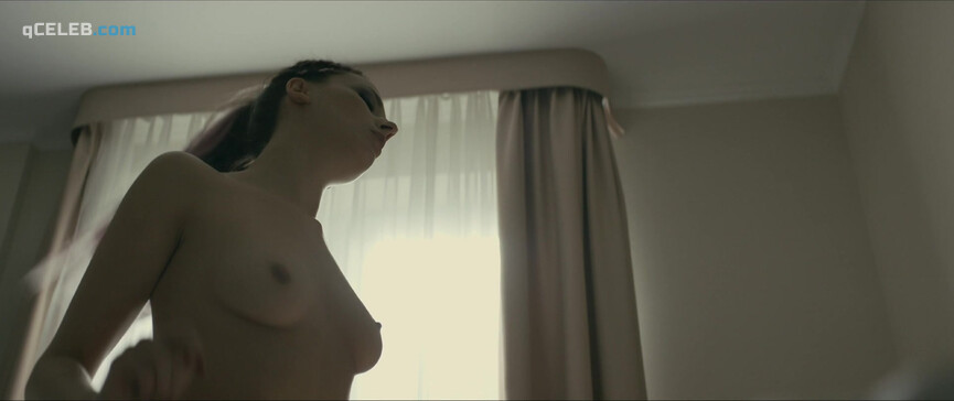 6. Kamila Sobczak nude – Loop (2020)