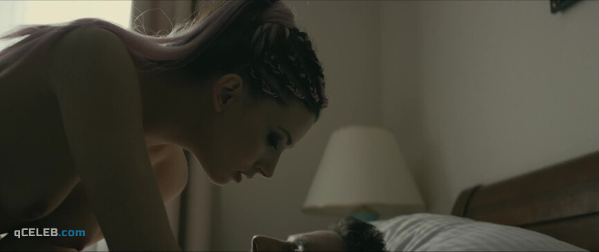 8. Kamila Sobczak nude – Loop (2020)