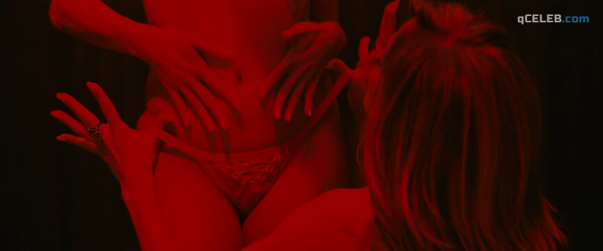 36. Jennifer Lopez sexy, Constance Wu sexy, Julia Stiles sexy, Cardi B sexy – Hustlers (2019)