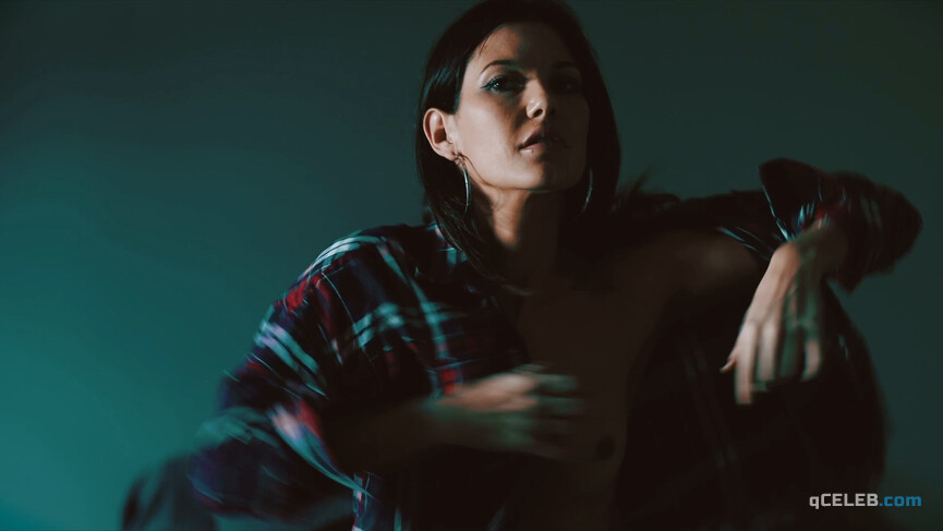 6. Eva Hamilton nude – Death Kiss (2018)