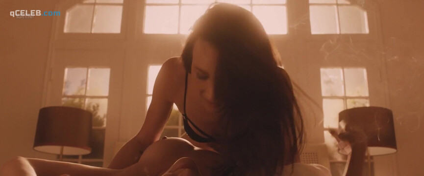 3. Uma Thurman nude, Maggie Q sexy – The Con Is On (2018)