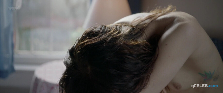 4. Lena Hall nude, Mena Suvari sexy – Becks (2017)