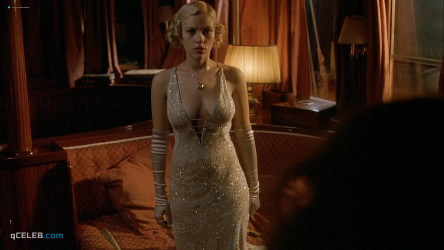 1. Scarlett Johansson sexy, Helen Hunt sexy – A Good Woman (2004)