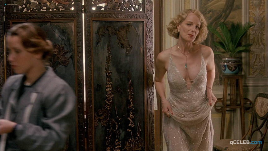 2. Scarlett Johansson sexy, Helen Hunt sexy – A Good Woman (2004)