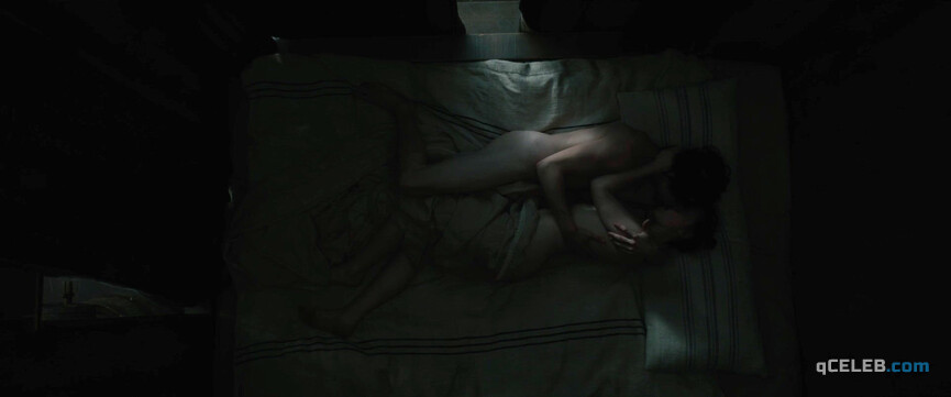 5. Holliday Grainger nude – Tulip Fever (2017)