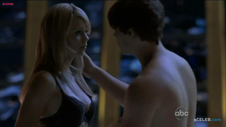 1. Laura Vandervoort sexy – V s02e01 (2011)