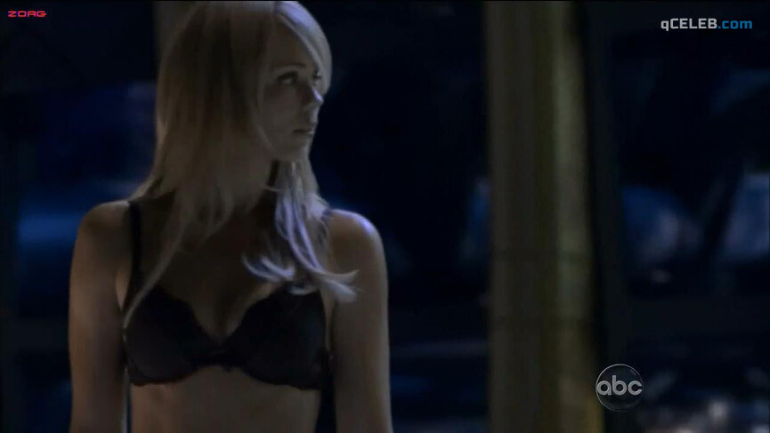 2. Laura Vandervoort sexy – V s02e01 (2011)