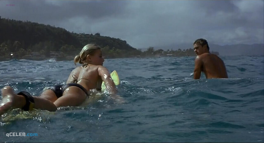 1. Kate Bosworth sexy, Michelle Rodriguez sexy – Blue Crush (2002)