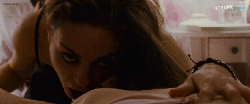 2. Natalie Portman sexy, Mila Kunis sexy – Black Swan (2010)