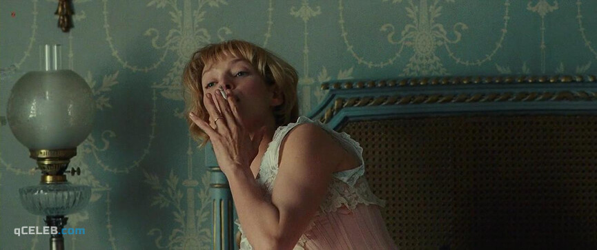 3. Uma Thurman sexy – Bel Ami (2012)