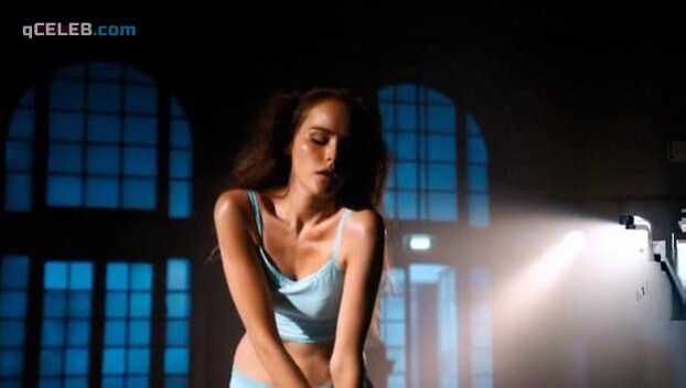 2. Isabel Lucas sexy – A Heartbeat Away (2011)