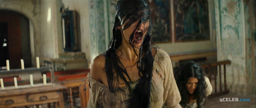 2. Penelope Cruz sexy, Salma Hayek sexy – Bandidas (2006)