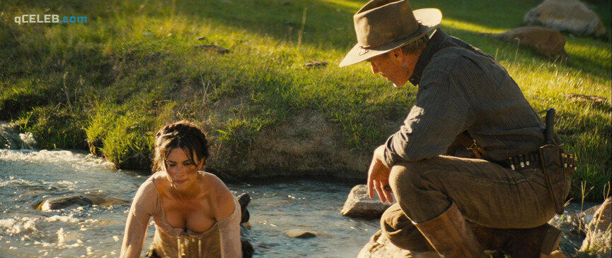 3. Penelope Cruz sexy, Salma Hayek sexy – Bandidas (2006)