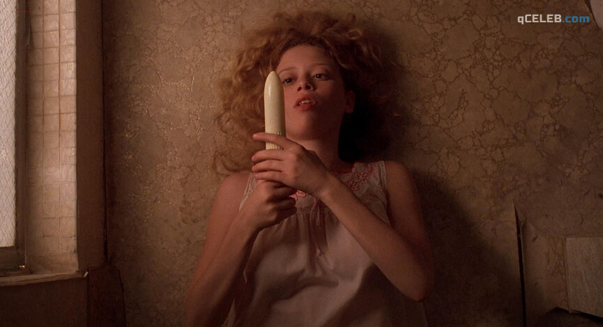 1. Natasha Lyonne sexy, Marisa Tomei nude – Slums of Beverly Hills (1998)