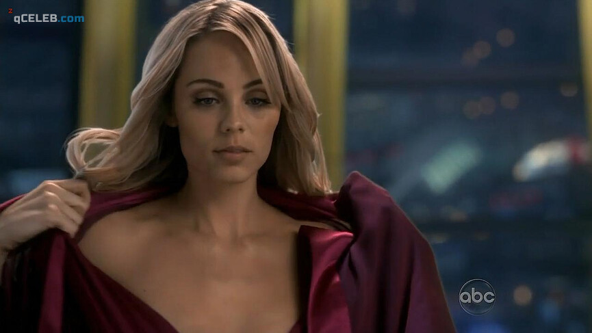 1. Laura Vandervoort sexy – V s02e10 (2010)