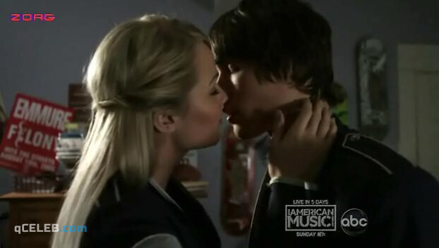 2. Laura Vandervoort sexy – V s01e03 (2009)