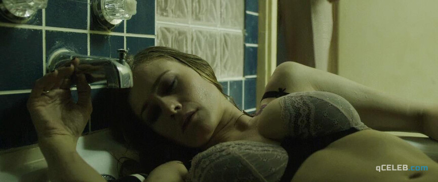 3. Kristen Hager sexy, Olivia Taylor Dudley sexy – The Barber (2014)
