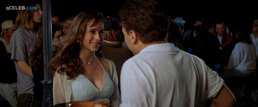 1. Jennifer Love Hewitt sexy, Sarah Michelle Gellar sexy – I Know What You Did Last Summer (1997)
