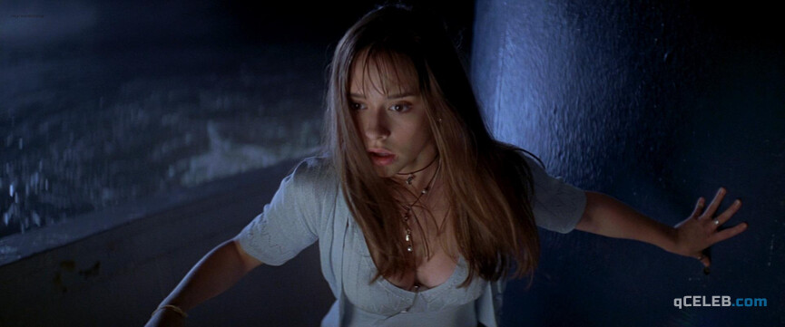 2. Jennifer Love Hewitt sexy, Sarah Michelle Gellar sexy – I Know What You Did Last Summer (1997)