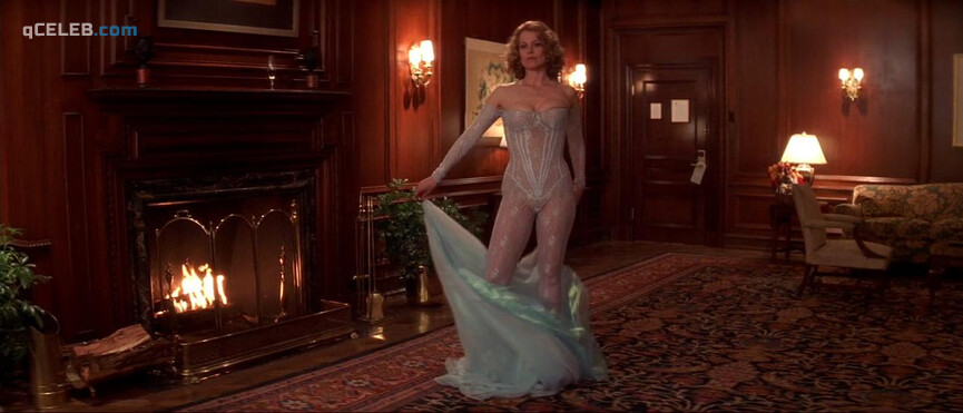 2. Jennifer Love Hewitt sexy, Sigourney Weaver sexy – Heartbreakers (2001)