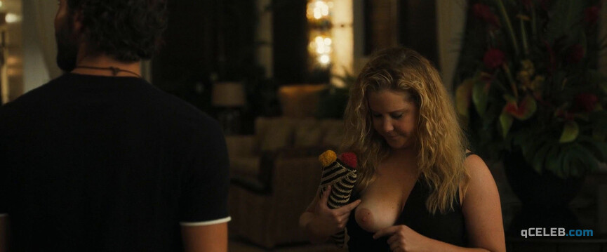 4. Amy Schumer nude – Snatched (2017)