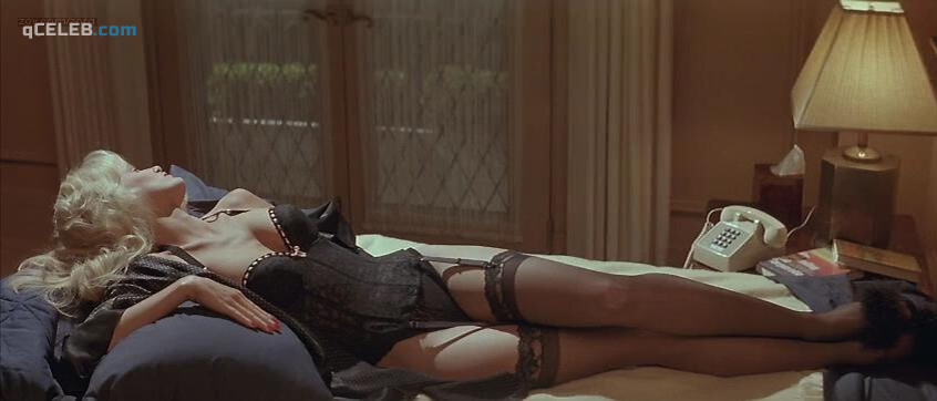 1. Daryl Hannah sexy – Memoirs of an Invisible Man (1992)