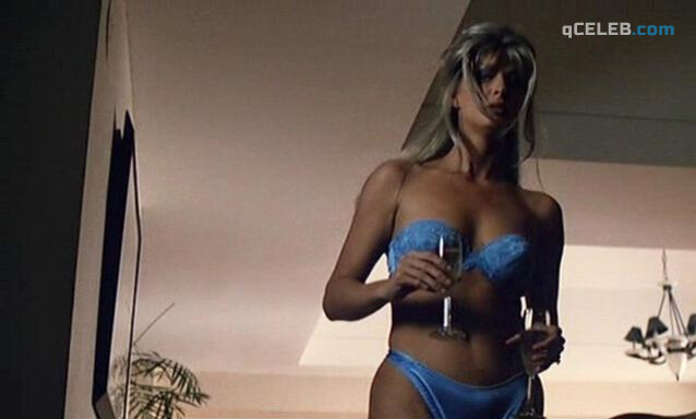 1. Rachel Hunter nude, Marlee Matlin nude – Two Shades of Blue (1999)