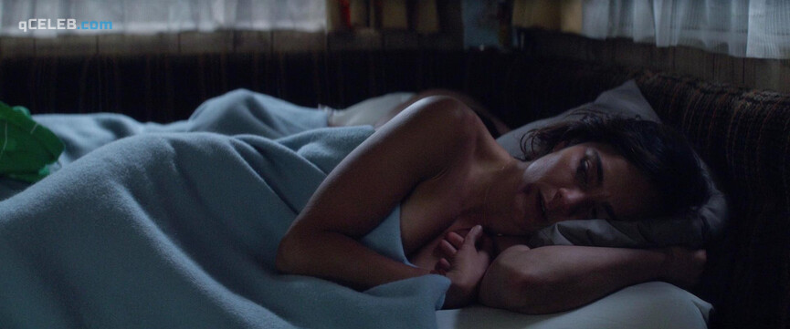 2. Alice Braga nude, Teresa Palmer sexy – Kill Me Three Times (2014)