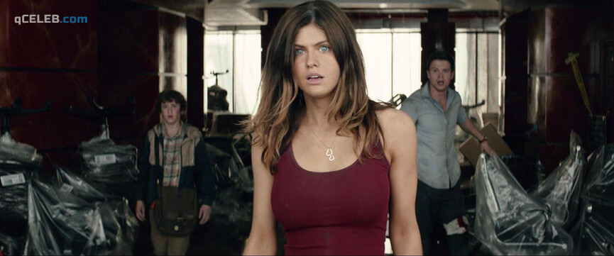 3. Alexandra Daddario sexy – San Andreas (2015)