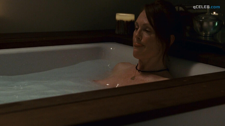 3. Julianne Moore nude, Yaya DaCosta nude – The Kids Are All Right (2010)