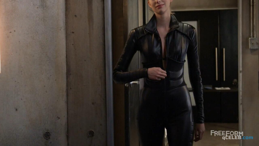 1. Emma Ishta sexy – Stitchers s02e01 (2016)