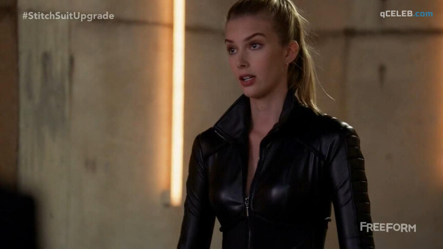 2. Emma Ishta sexy – Stitchers s02e01 (2016)