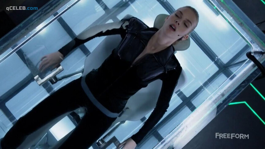 1. Emma Ishta sexy – Stitchers s02e04-05 (2016)