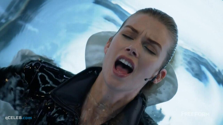 2. Emma Ishta sexy – Stitchers s02e04-05 (2016)