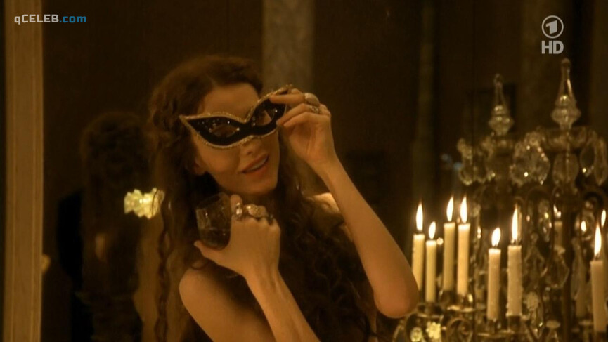 2. Saffron Burrows nude – Klimt (2006)