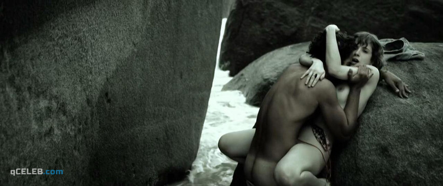2. Mariana Ximenes nude, Claudia Ohana nude – Zoom (2015)