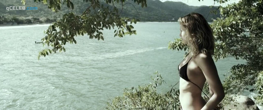3. Mariana Ximenes nude, Claudia Ohana nude – Zoom (2015)