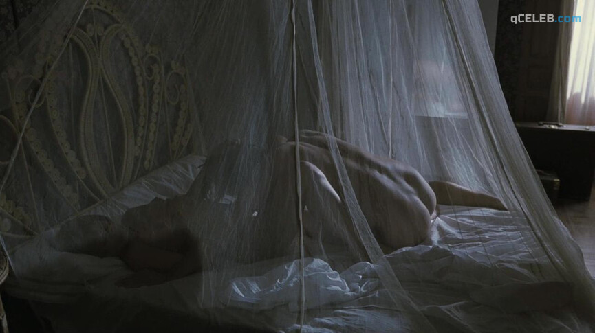 2. Mena Suvari nude – Garden of Eden (2008)