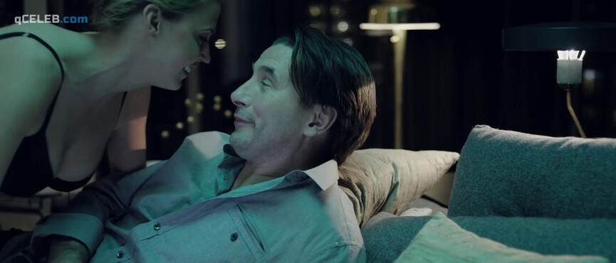 2. Estella Warren sexy – The Stranger Within (2013)