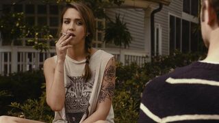 Jessica Alba sexy, Catherine O'Hara sexy – A.C.O.D. (2013)